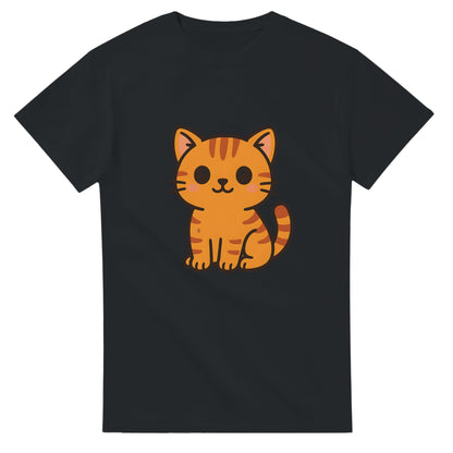 Charmig t-shirt med söt kawaii-katt i orange, perfekt för kattälskare och söta motiv.