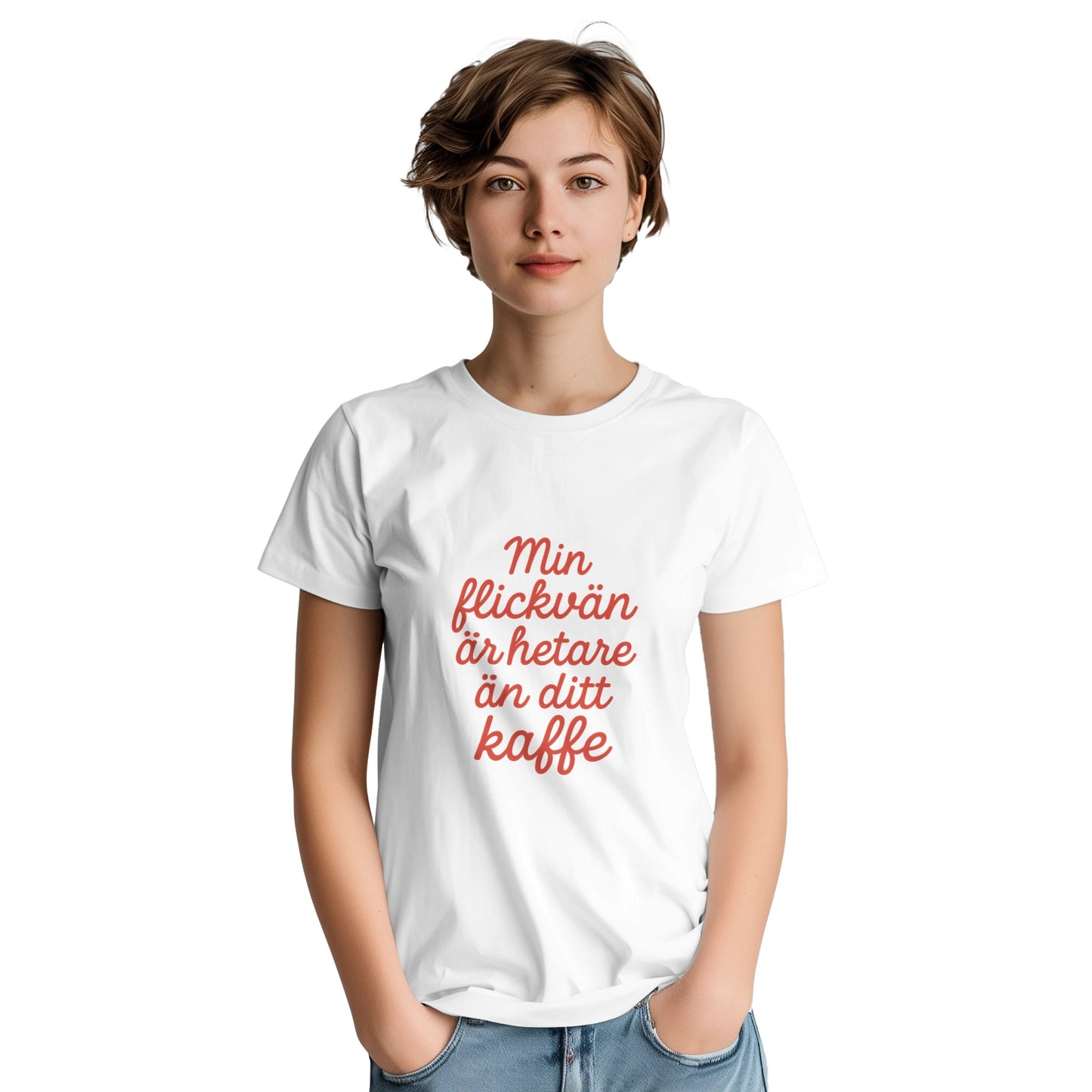 T-shirt med texten 'Min flickvän är hetare än ditt kaffe' i röd skrivstil. Perfekt för att visa kärlek med en touch av humor.