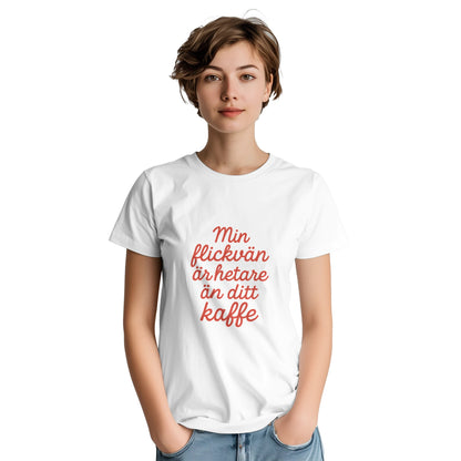 T-shirt med texten 'Min flickvän är hetare än ditt kaffe' i röd skrivstil. Perfekt för att visa kärlek med en touch av humor.