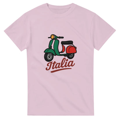 T-shirt med La Vespa Tricolore i Italiens färger och texten 'Italia'. Ikonisk, charmig och full av italiensk känsla!