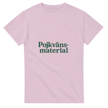 T-shirt för modern pojkvän med 'Pojkvänsmaterial' tryck i trendig font och djupgrön färg.