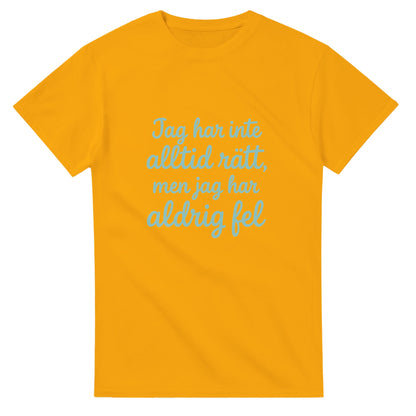 T-shirt med rolig text: Jag har inte alltid rätt, men jag har aldrig fel. Lekfull font och mjuk pastellfärg.