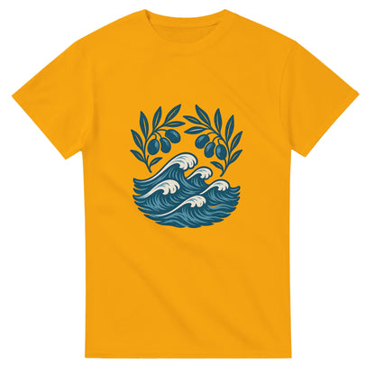 Tidlös T-shirt med grekisk charm, olivgrenar och kustlandskap. Bär stolt Olivträdets Charm.