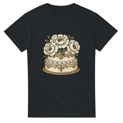 T-shirt med vitt porslin och eleganta pioner som ger en klassisk och gräddig känsla av sekelskiftet.