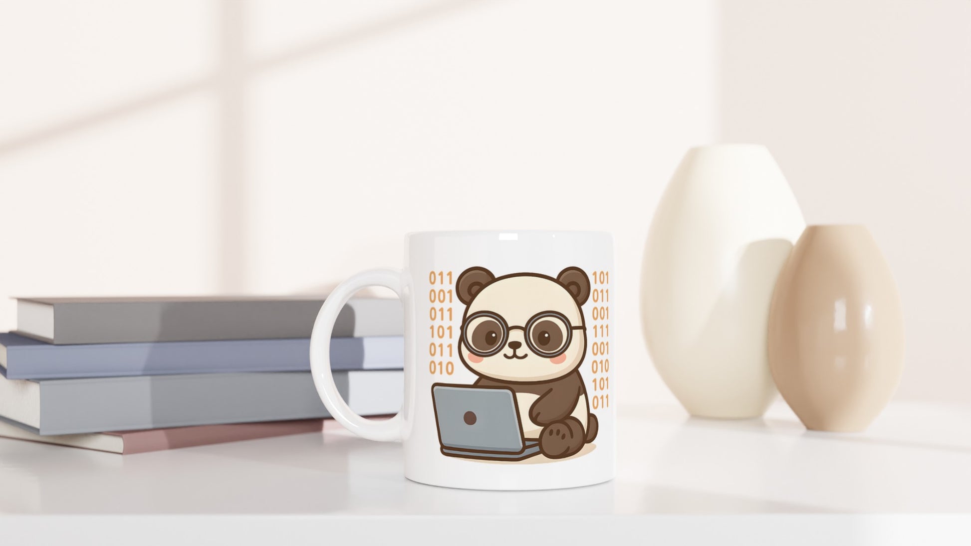 Mugg med motiv av en hacker-panda, perfekt för pandavänner och kodnördar.