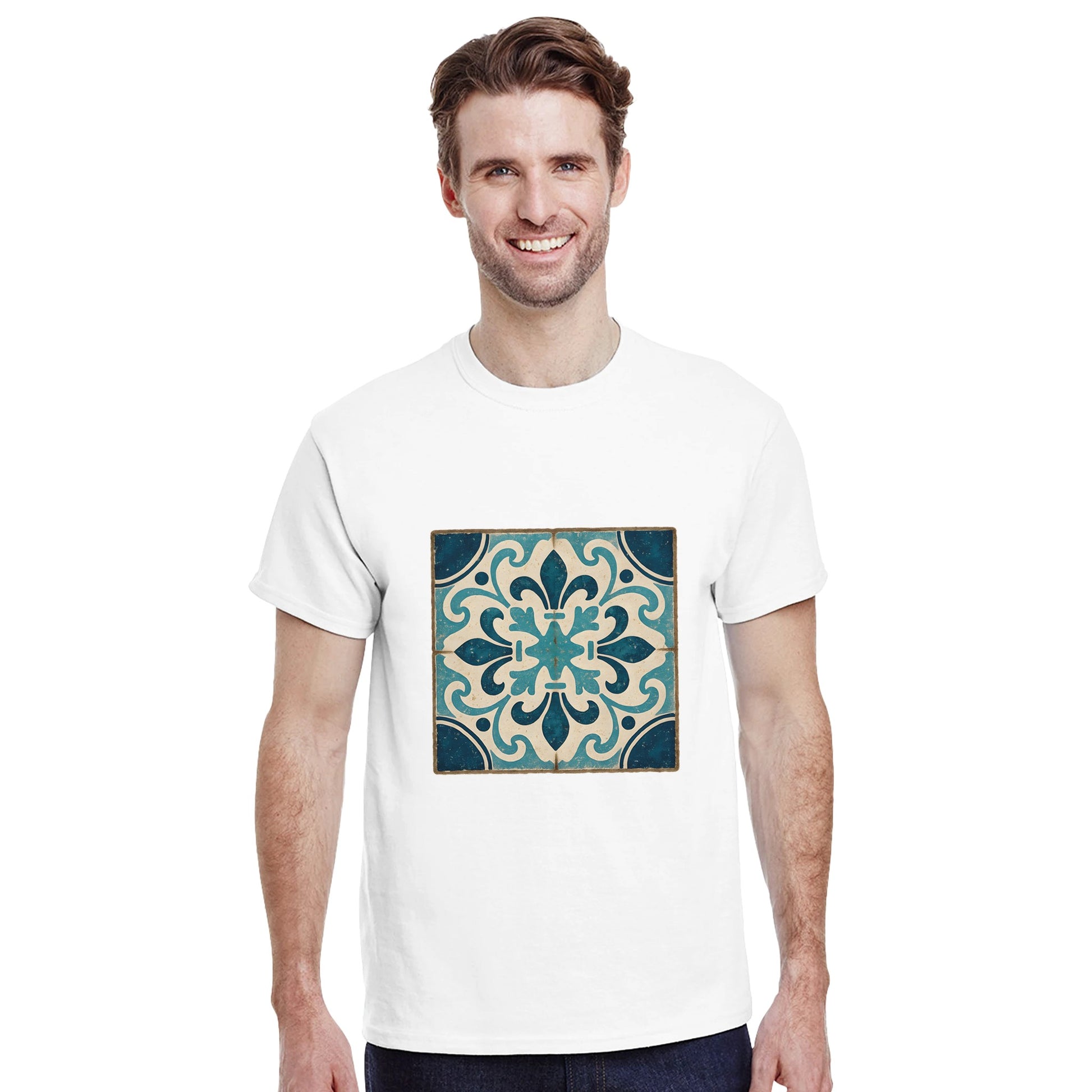 T-shirt med Portugals historia, traditionella kakelmönster och havets toner i en rustik stil.