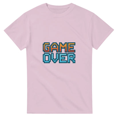 T-shirt med neonrand och 'Game Over'-text, inspirerad av gamla tv-spel. Stor och ikonisk design.