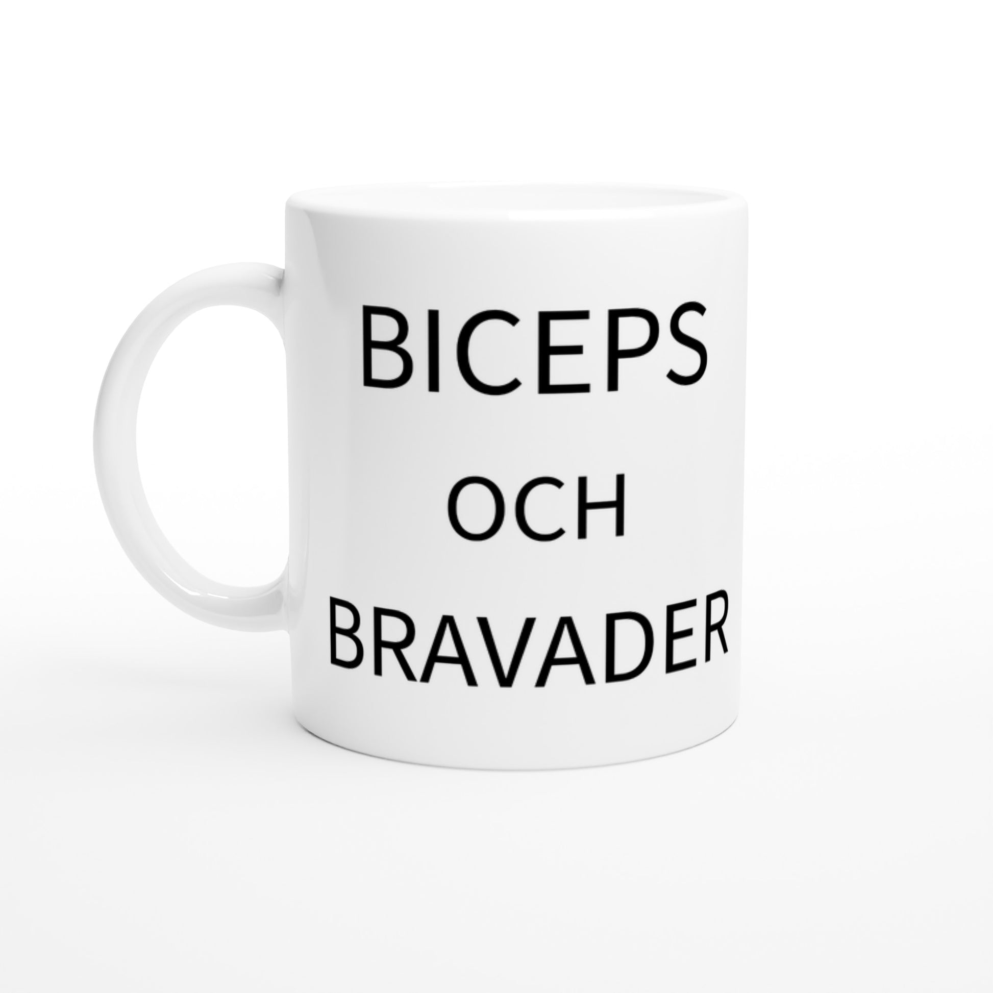 Mugg med humor och muskler, perfekt för bicepsträning och skratt. Biceps och Bravader.