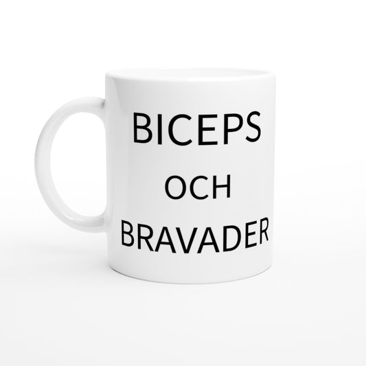 Mugg med humor och muskler, perfekt för bicepsträning och skratt. Biceps och Bravader.