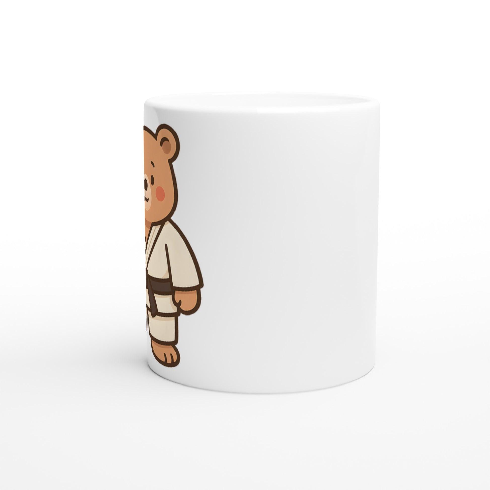 Mugg med björn i judodräkt, perfekt för sport- och djurälskare. Fånga styrkan hos björnen med denna mugg.