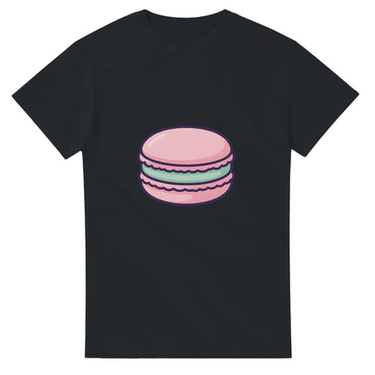 Stilren t-shirt med macaron motiv, perfekt för franska delikatesskonnässören.