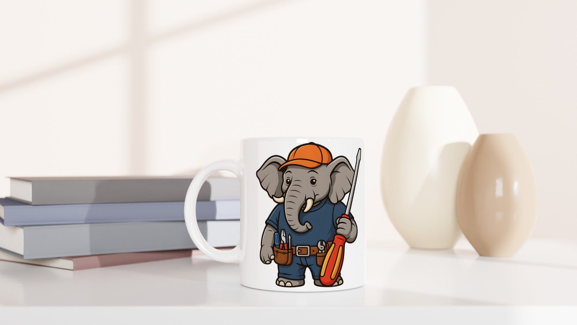 Elefant som elektriker med verktygsbälte och stor skruvmejsel. Perfekt för elefant- och elälskare!