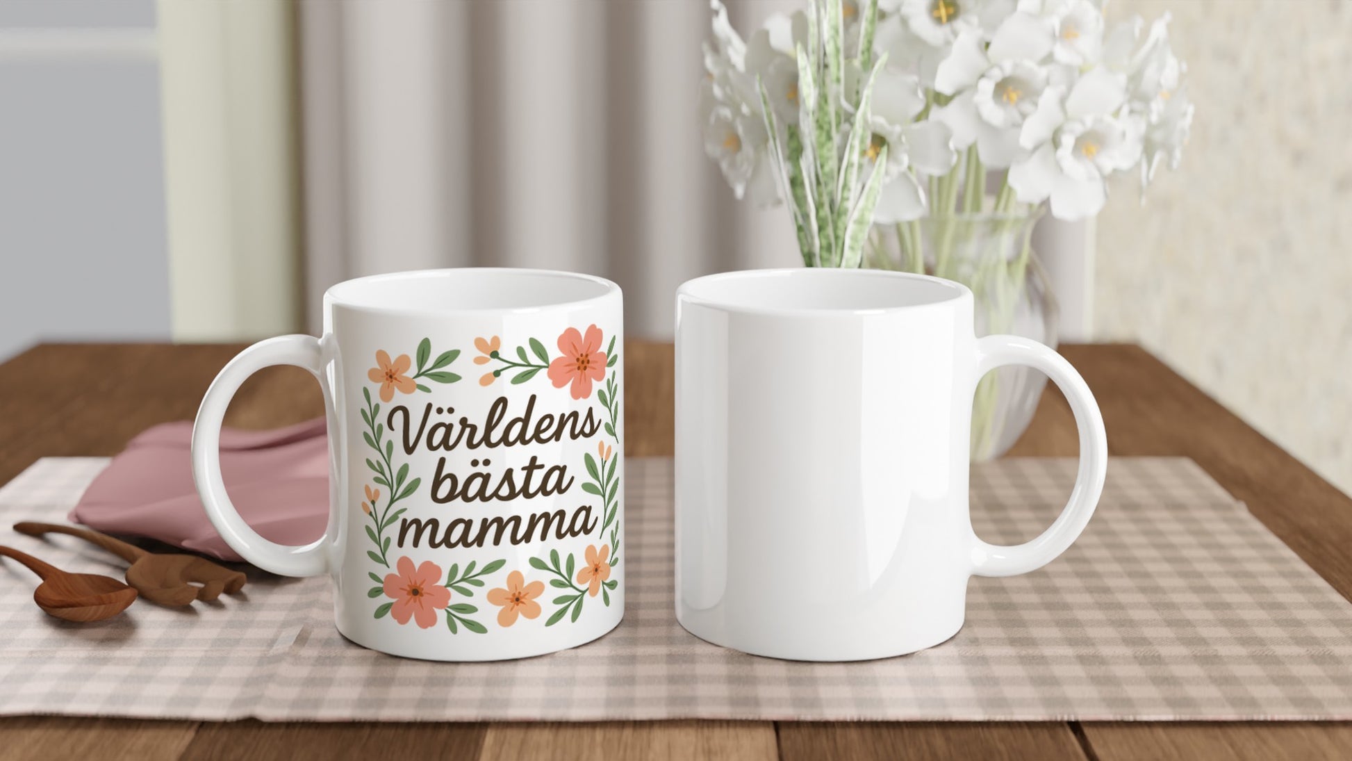 Elegant mugg med blommigt mönster, perfekt för att fira världens bästa mamma med en kopp kaffe.