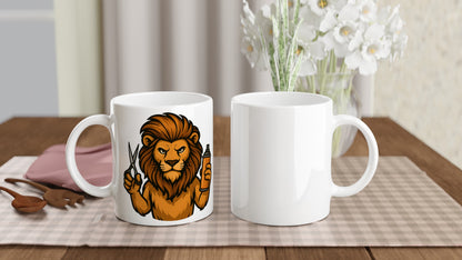 Mugg med lejon som frisör med sax och spray redo för styling.