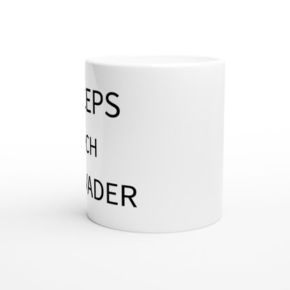 Mugg med humor och muskler, perfekt för bicepsträning och skratt. Biceps och Bravader.