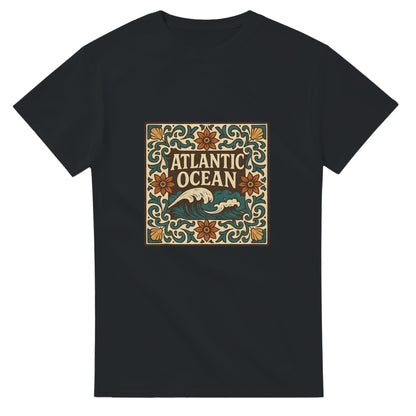 T-shirt med azulejomönster i vintagestil, inspirerad av Atlanten. Upplev Portugals skönhet och kultur.