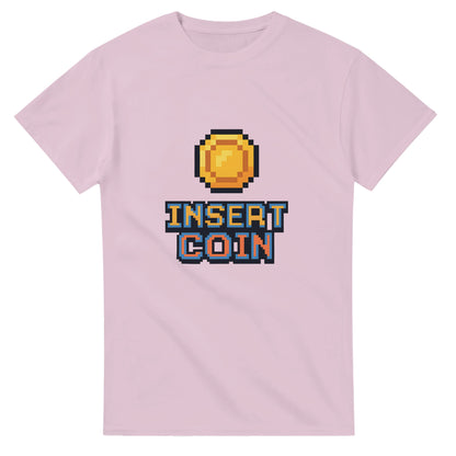 T-shirt med mynt och 'Insert Coin' text för nostalgiska gamers.