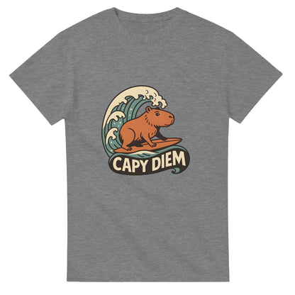 Capy Diem - Surfande capybara som symboliserar positivitet och livsglädje på stranden. Perfekt för strandälskare!