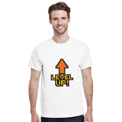 T-shirt med pixelart-motiv av stigande pil och texten 'Level Up!', inspirerad av retro tv-spel.