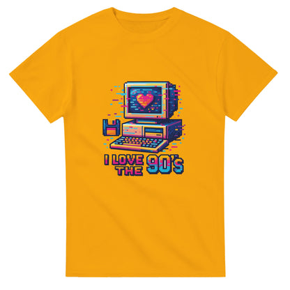 T-shirt med 90-tals pixelart-design av datorer och disketter i livliga färger och glitch-effekt. Perfekt för spelentusiaster.