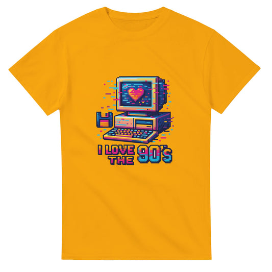 T-shirt med 90-tals pixelart-design av datorer och disketter i livliga färger och glitch-effekt. Perfekt för spelentusiaster.