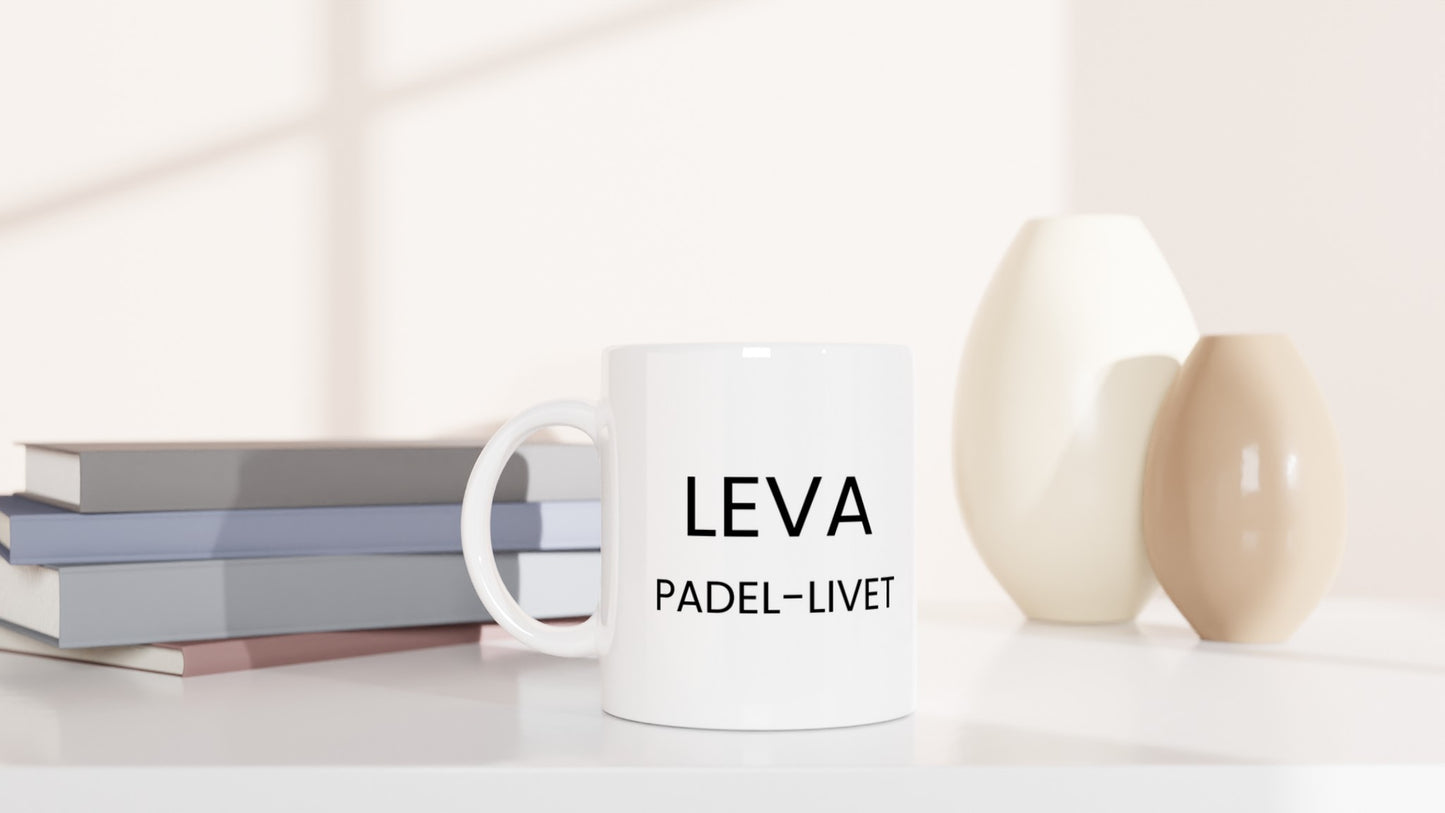Mugg med texten För de som lever för padel! och en illustration av en padelrack. Perfekt för padelentusiasten.