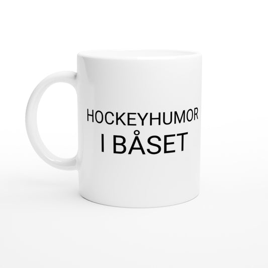 Hockeyhumor i båset - rolig mugg för alla hockeyfans som älskar att skratta åt spelet och dess unika humor.