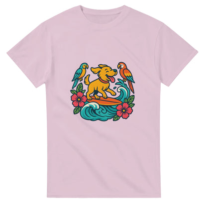 T-shirt med surfande hund, omgiven av tropiska vågor och färgglada fåglar. Glatt och somrigt motiv.
