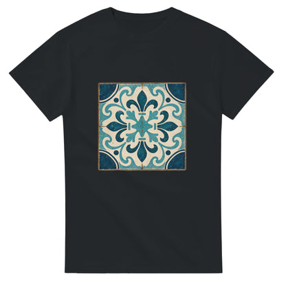 T-shirt med Portugals historia, traditionella kakelmönster och havets toner i en rustik stil.