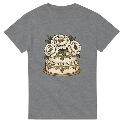 T-shirt med vitt porslin och eleganta pioner som ger en klassisk och gräddig känsla av sekelskiftet.