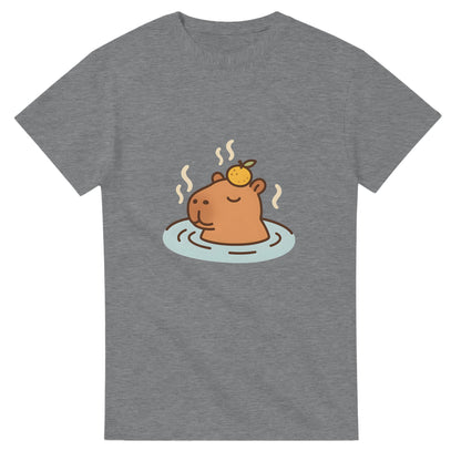 Capybara i varm källa med citrus på huvudet. Lekfullt motiv för total zen och värme.