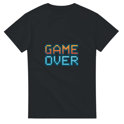 T-shirt med neonrand och 'Game Over'-text, inspirerad av gamla tv-spel. Stor och ikonisk design.