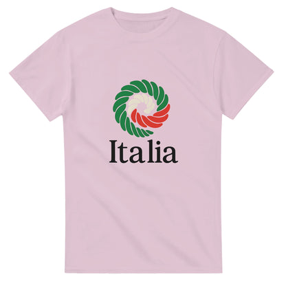 T-shirt med pastasnurra i flaggans färger och texten 'Italia'. Hyllning till Italiens passion och smaker!
