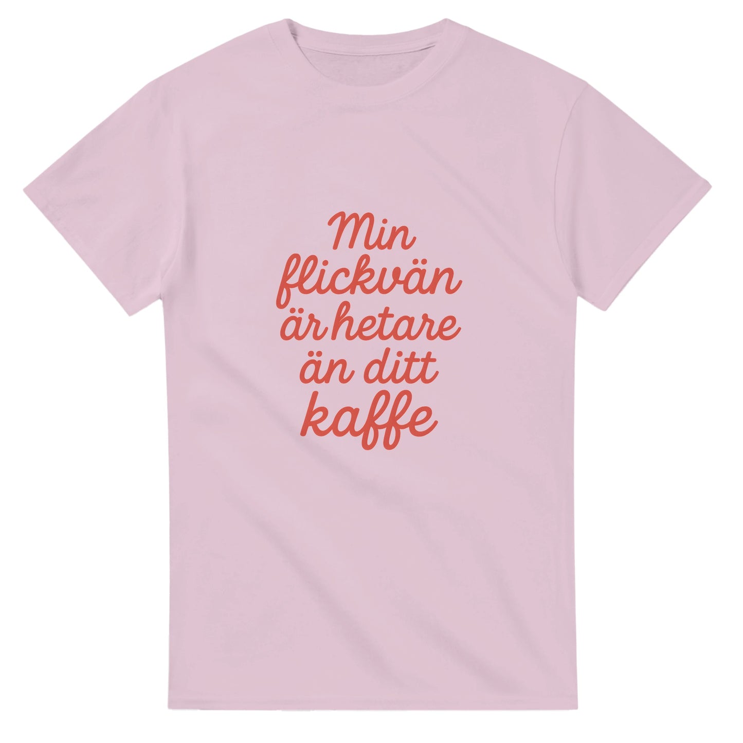 T-shirt med texten 'Min flickvän är hetare än ditt kaffe' i röd skrivstil. Perfekt för att visa kärlek med en touch av humor.