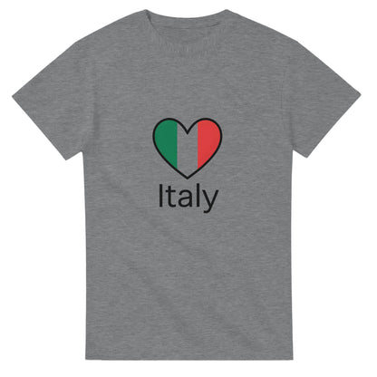T-shirt med minimalistiskt italienskt hjärta i flaggans färger och ordet 'Italy' i modern stil. Enkel och älskvärd design.