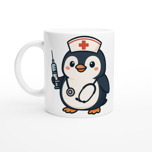 Mugg med pingvin i sjuksköterskedräkt, stetoskop och spruta. Perfekt för humoristiska kaffestunder!