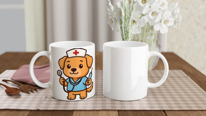 Hund Doktor Mugg - Söt hund som sjuksköterska med stetoskop och spruta, perfekt för hundälskande sjukvårdspersonal.