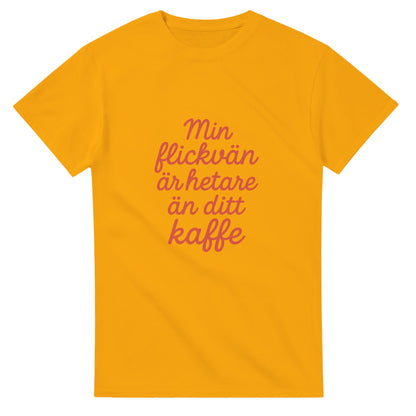 T-shirt med texten 'Min flickvän är hetare än ditt kaffe' i röd skrivstil. Perfekt för att visa kärlek med en touch av humor.