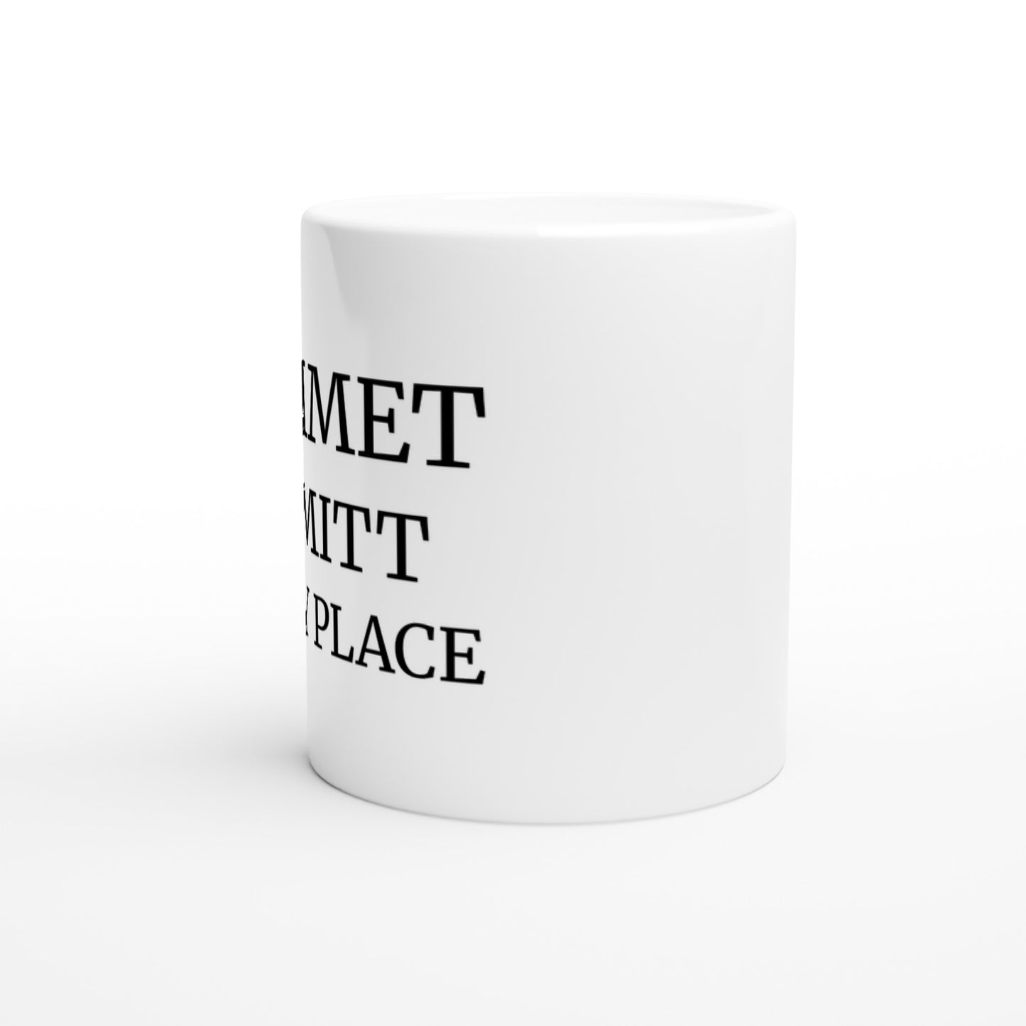 Mugg med texten 'Gymmet är Mitt Happy Place', perfekt för dig som älskar att träna och skratta.