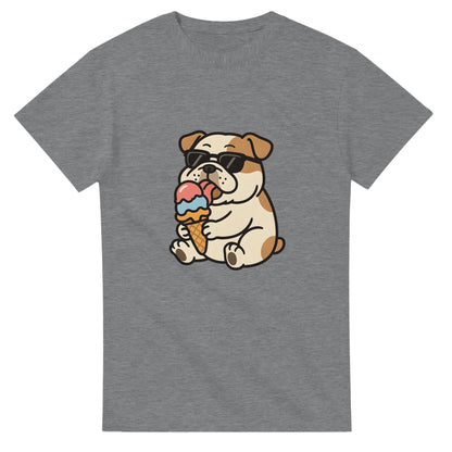 T-shirt med glad bulldog som njuter av en färgglad glass. Perfekt för hundälskare.
