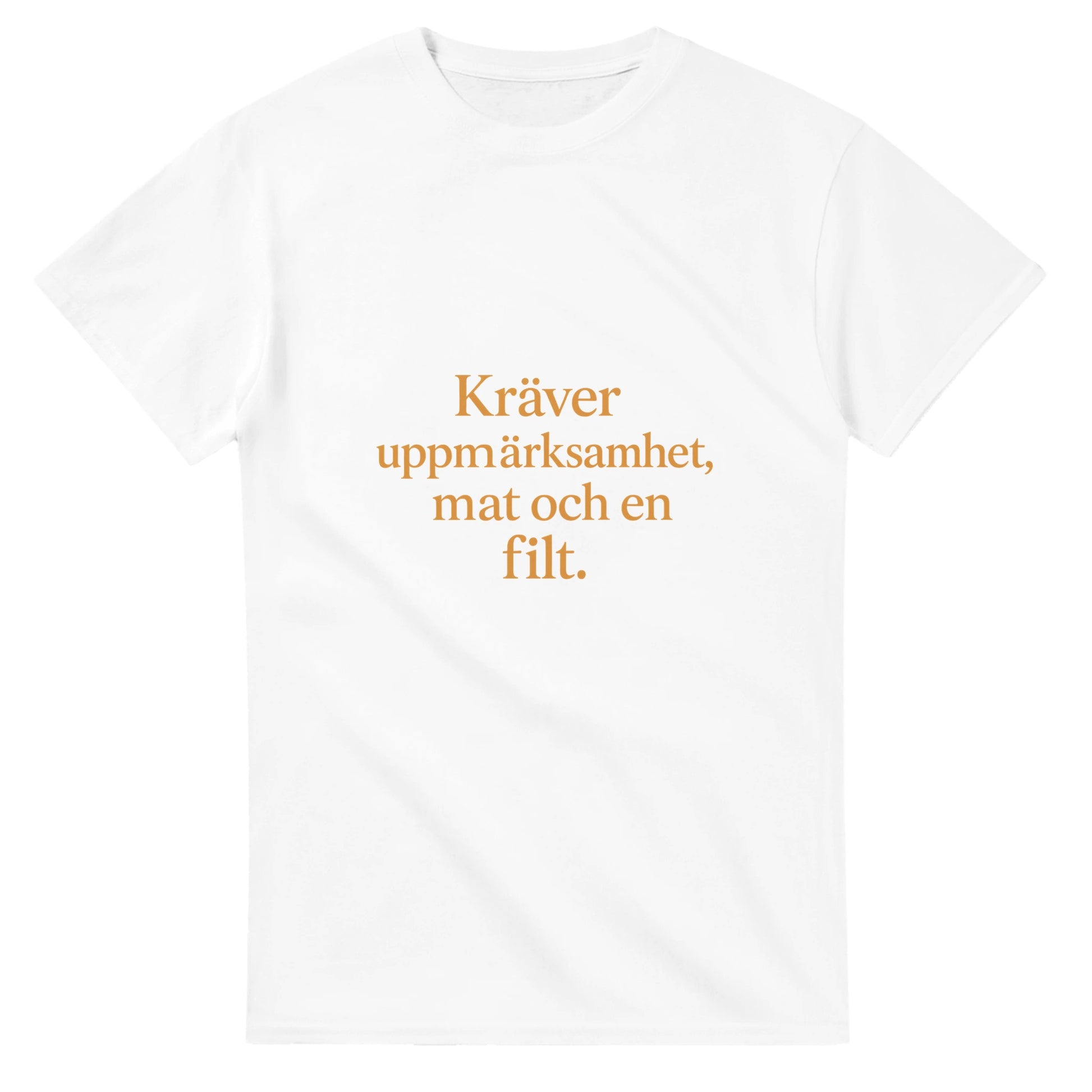 T-shirt med rolig och varm statement-text för henne. Kräver uppmärksamhet, mat och en filt. Chic font och tonad färg.