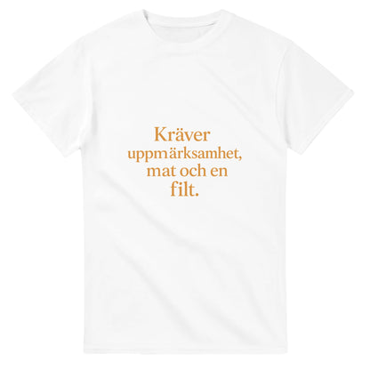 T-shirt med rolig och varm statement-text för henne. Kräver uppmärksamhet, mat och en filt. Chic font och tonad färg.