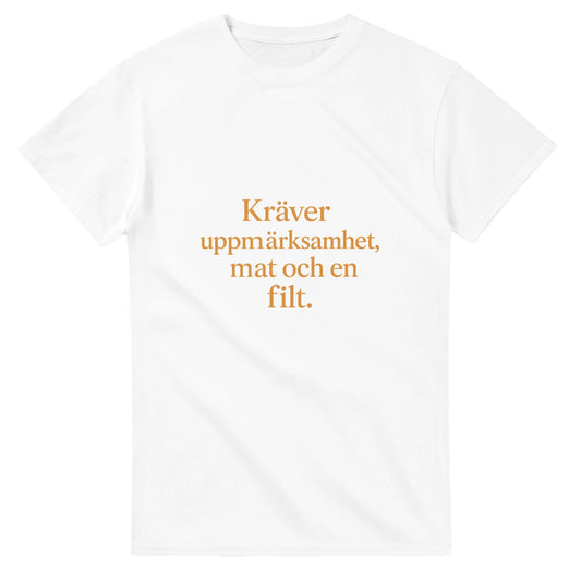 T-shirt med rolig och varm statement-text för henne. Kräver uppmärksamhet, mat och en filt. Chic font och tonad färg.