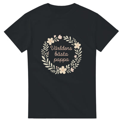 T-shirt med blommigt mönster och texten 'Världens bästa pappa' i luftig design. Skapa glädje med Pappas Blomsterskatt.