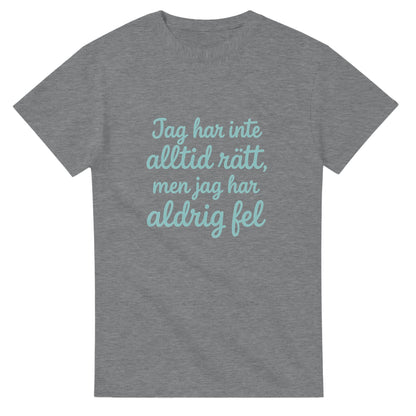 T-shirt med rolig text: Jag har inte alltid rätt, men jag har aldrig fel. Lekfull font och mjuk pastellfärg.