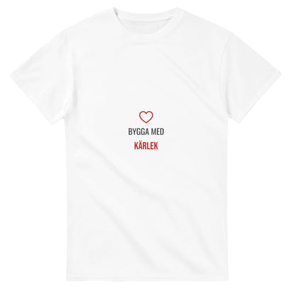 Rolig snickar-tshirt med hjärta-ikon för passionerade hantverkare. Uttryck yrkesstolthet med ett leende.