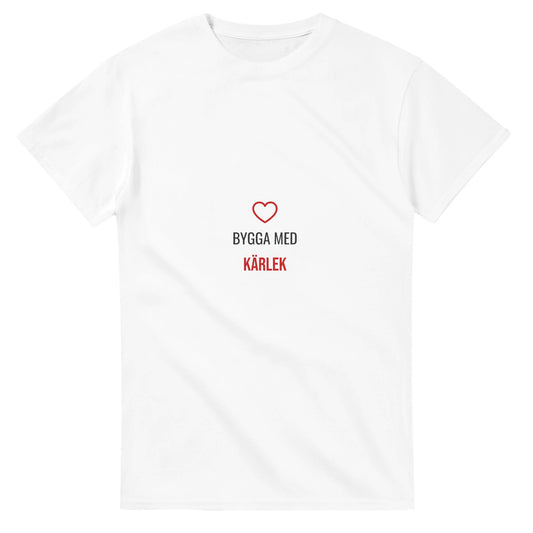 Rolig snickar-tshirt med hjärta-ikon för passionerade hantverkare. Uttryck yrkesstolthet med ett leende.