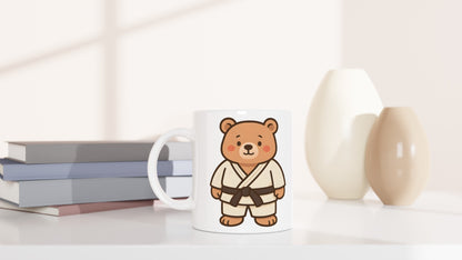Mugg med björn i judodräkt, perfekt för sport- och djurälskare. Fånga styrkan hos björnen med denna mugg.