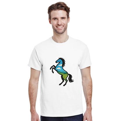 T-shirt med stegrande vildhäst och öppna fält, symbol för frihet.