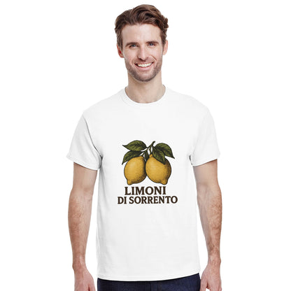 T-shirt med klassiska Sorrentocitroner i vintagestil och texten 'Limoni di Sorrento' under motivet.